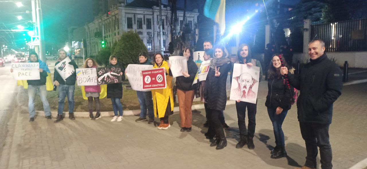 în fața ambasadei Rusiei de la Chișinău, Denisa Berbece și Pere Bosch (dreapta) împreună cu tineri protestând împotriva războiului