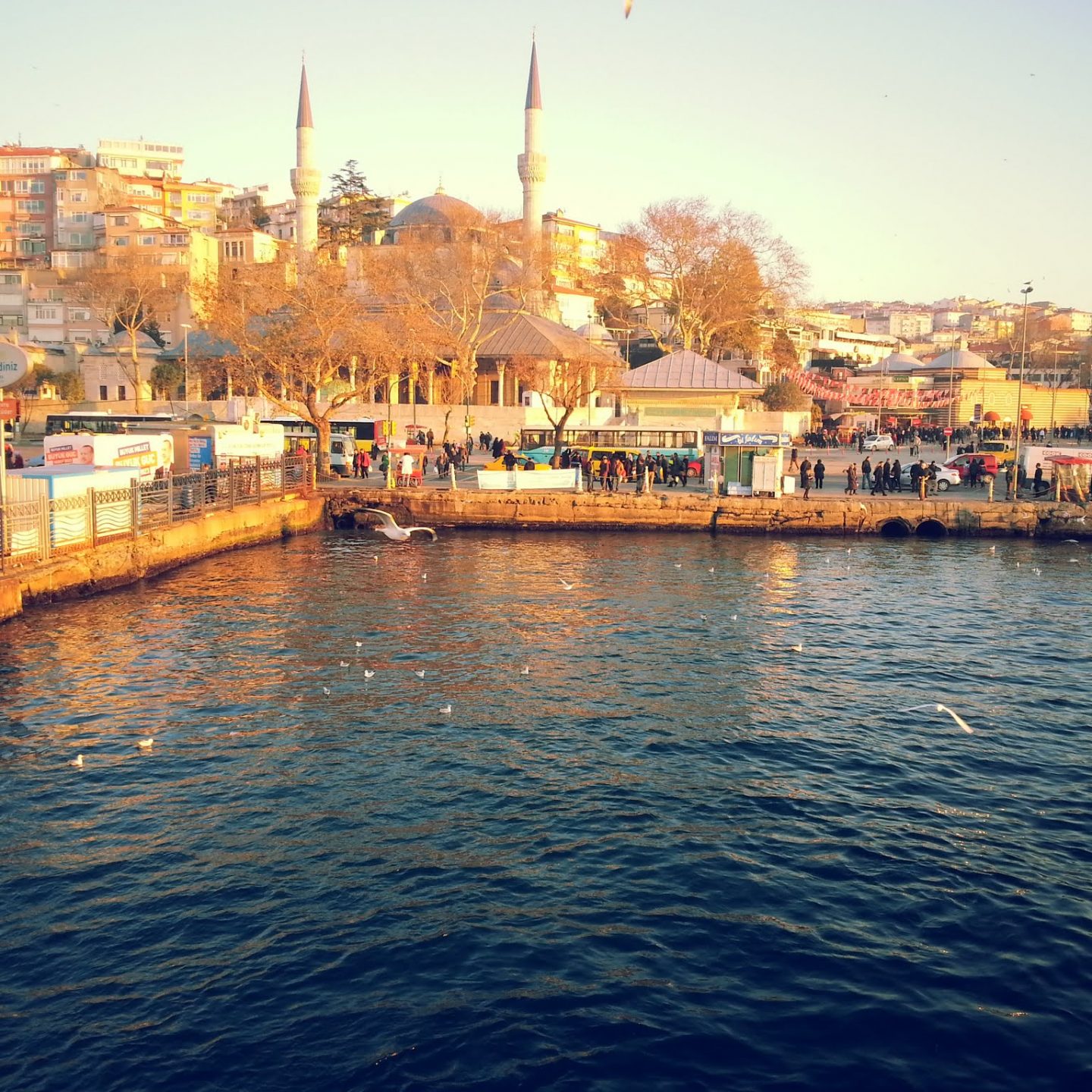 – Încotro mergi? / – La Istanbul
