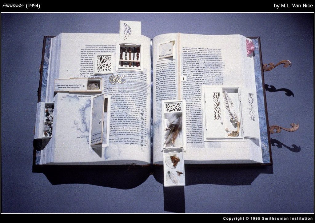 (Plinitude (1994), o carte de artist semnată de M.L. Van Nice. Fotografie de Smithsonian Institution.)