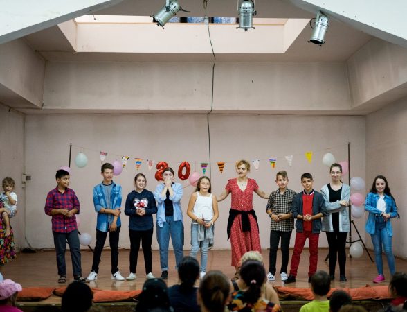 Despre teatru, adolescenți și proiecte educaționale la Telciu. Un interviu cu Mihaela Michailov și Katia Pascariu