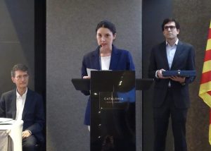 Elena Ciutescu între Xavier Tudela, președintele Institutului IPECC, și Josep Puig Peiró, prezentatorul ceremoniei.